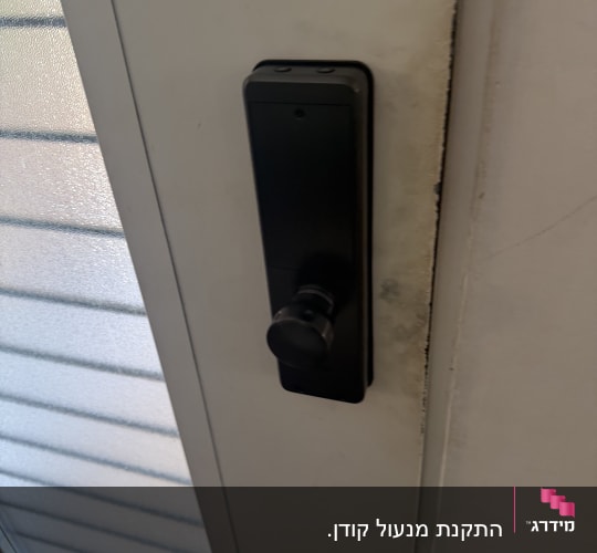 ידית דלת עם מנעול על דלת זכוכית